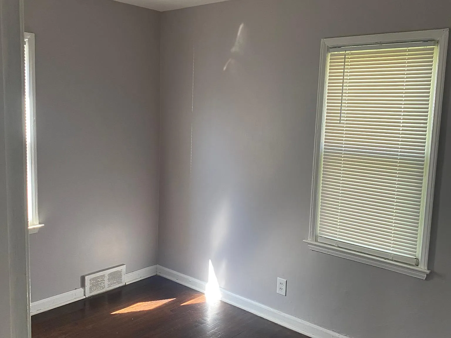 3 bed, 960 sqft, $1,300 — Photo 3