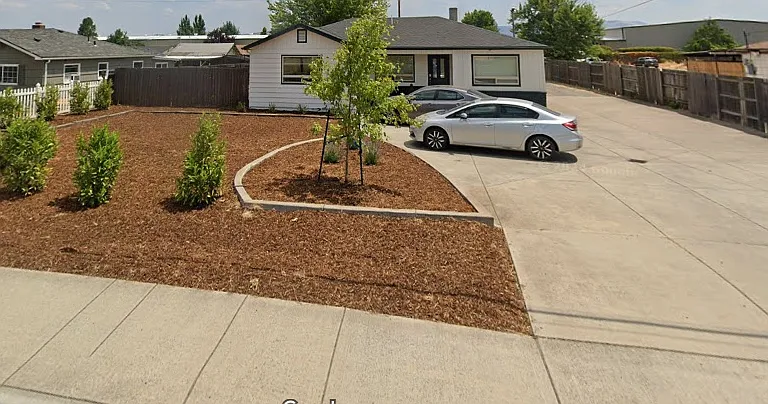 1302 Ross Ln N — Photo 2