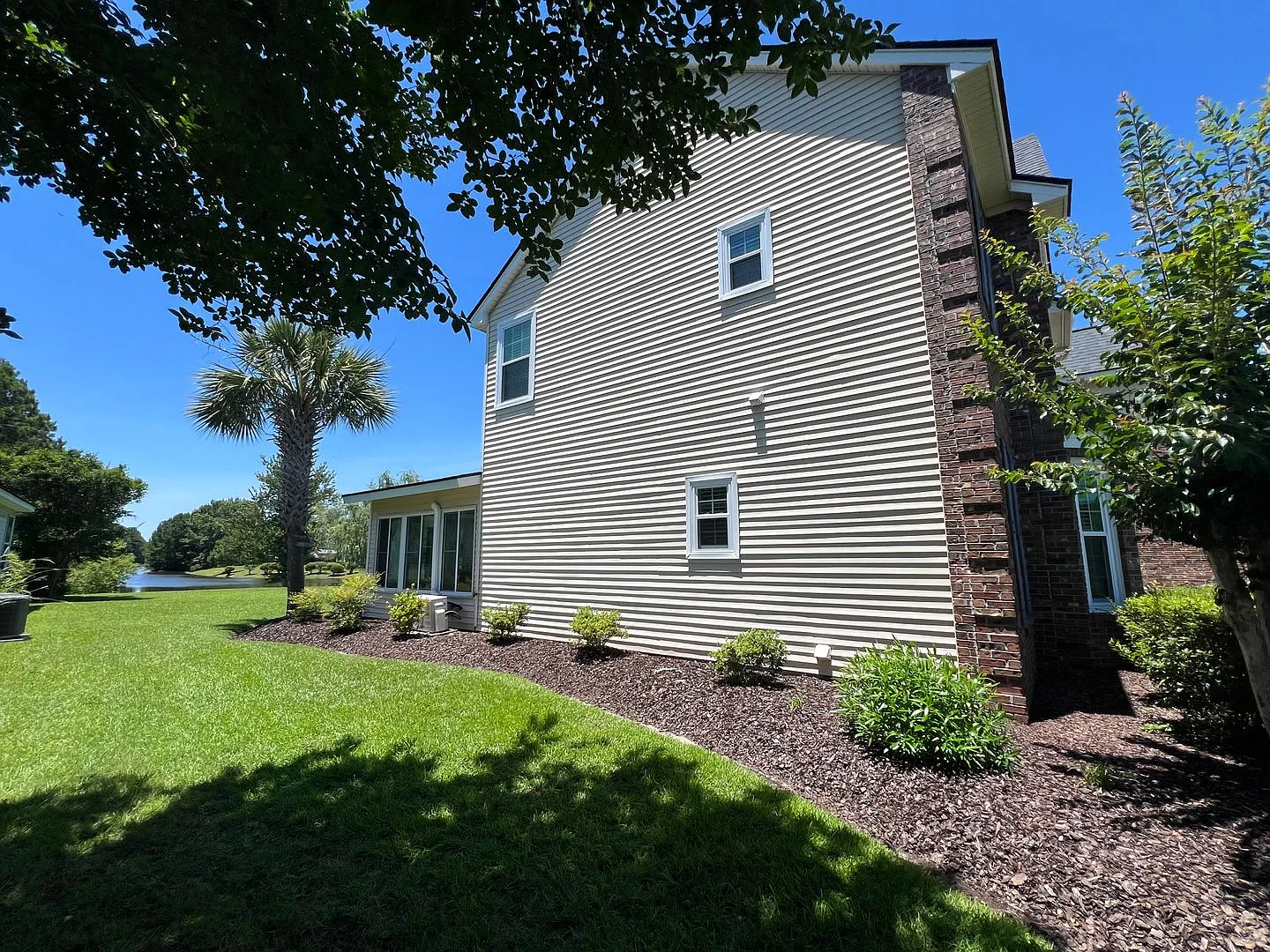 4 Bedroom 2.5 Bath House in Park West - Mount Pleasant — Photo 4