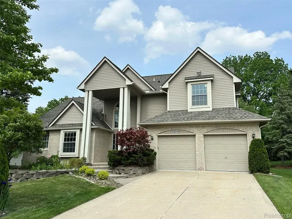 28240 Golf Pointe Blvd, Farmington Hills, MI 48331