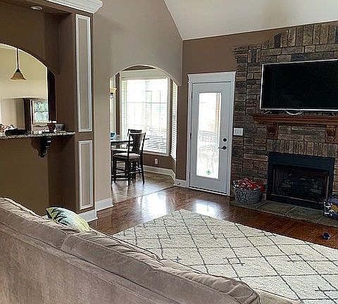 5th image of 1549 Edgewater Ln