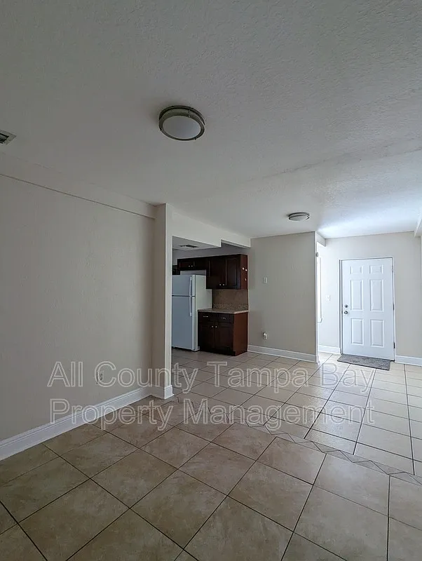 3 bed, 2.0 bath, 1012 sqft, $1,995 — Photo 3