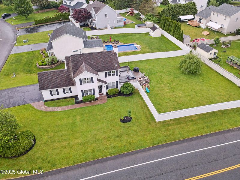 2nd image of 37 Doorstone Drive