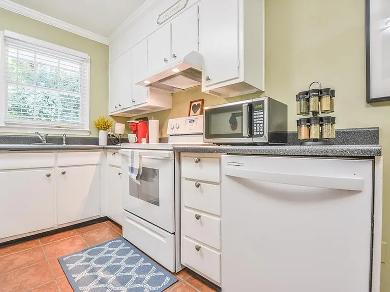 807 Marstevan Dr NE #B — Photo 9