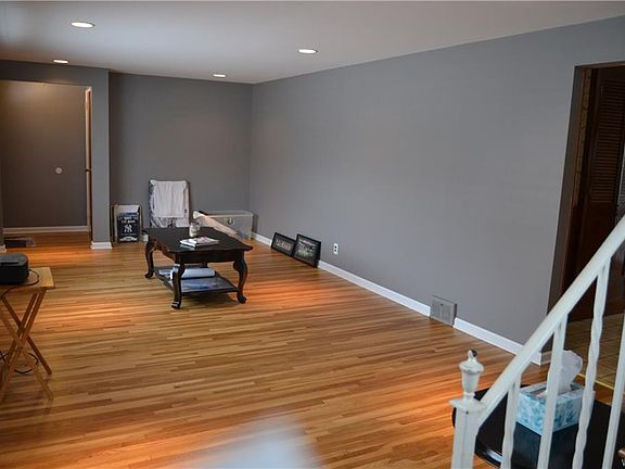 4th image of 51 Colonial Dr