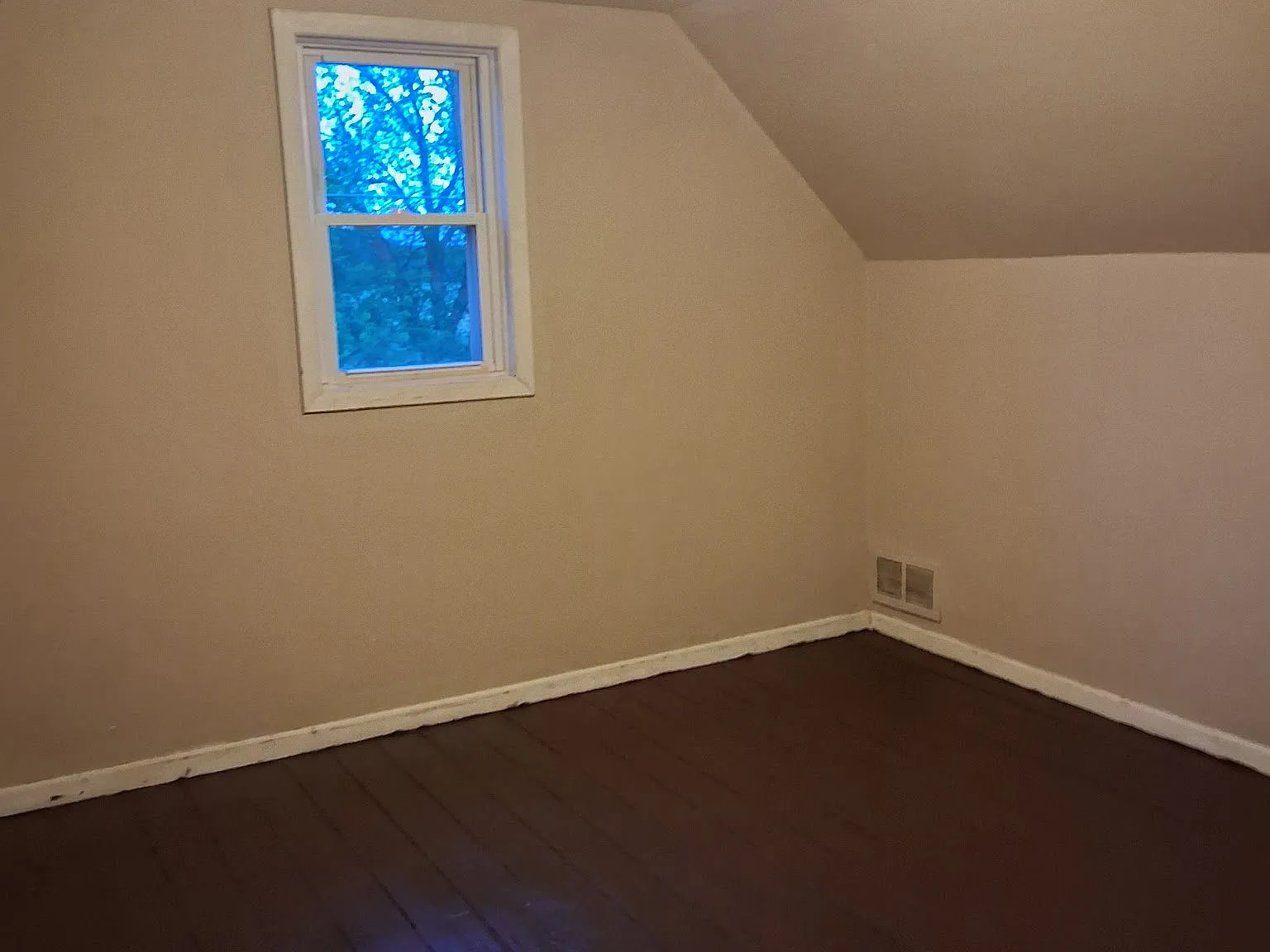 4 bed, 1800 sqft, $1,000 — Photo 2