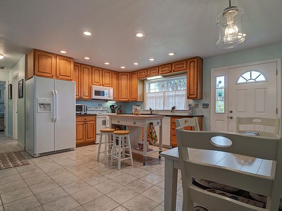 3rd image of 9 Ocean Breeze Cir
