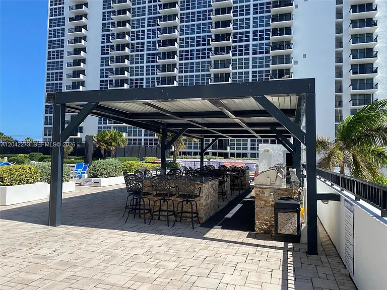 531 N Ocean #611 — Photo 31