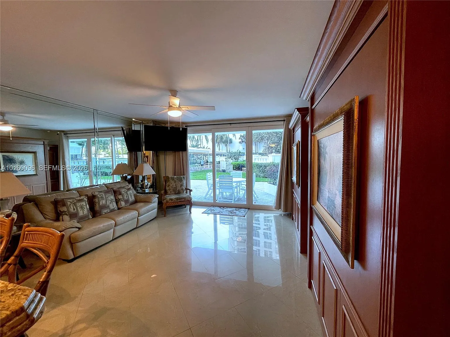 Alexander Towers Condo — Photo 3