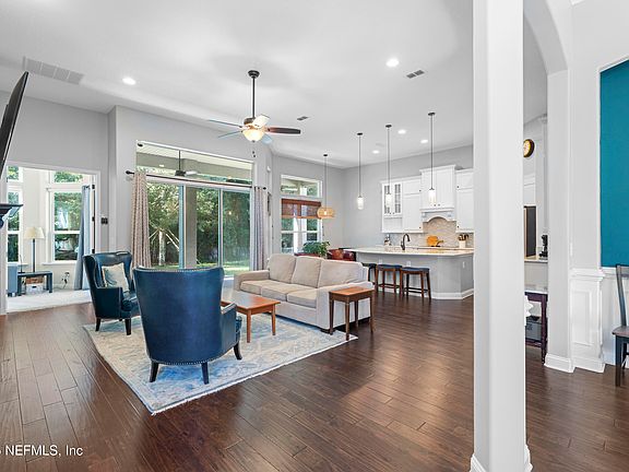 3rd image of 455 CLOISTERBANE Drive