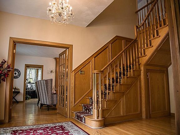 5th image of 1683 James St