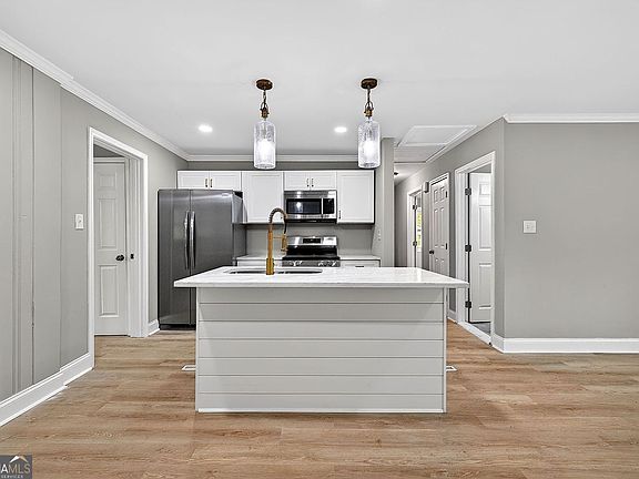 5th image of 231 Glenrose Cir SW