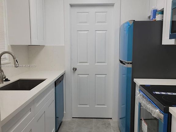 2nd image of 5712 Lincoln St #0