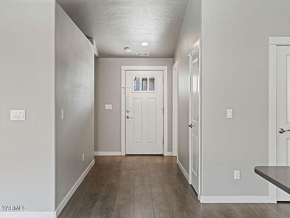 Bright Entryway>