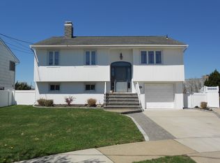 105 E 1st St, Freeport, NY 11520