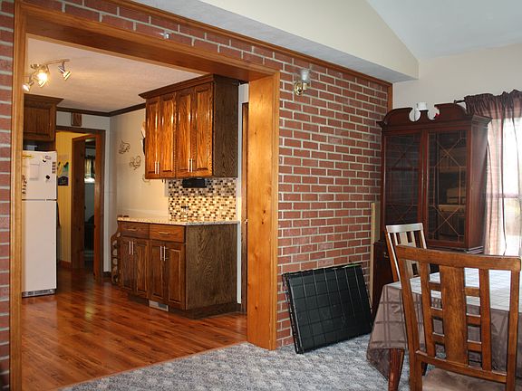 4th image of 704 Columbia St