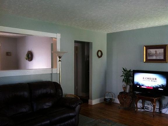 4th image of 145 Willis Ave