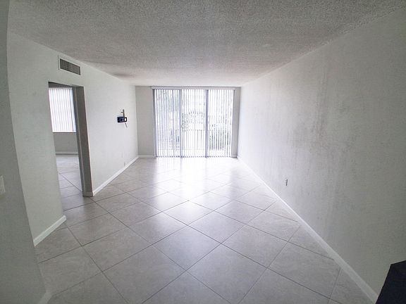 4th image of 301 Croton Avenue #202