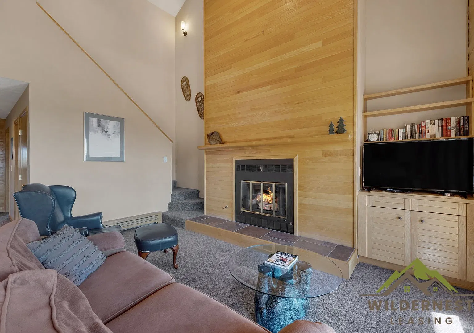 Top Floor Unit, Vaulted Ceilings, Gas Fireplace — Photo 4