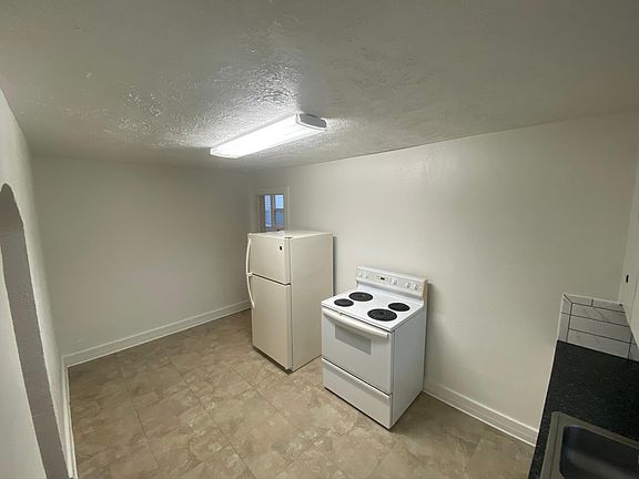 kitchen (alt view)