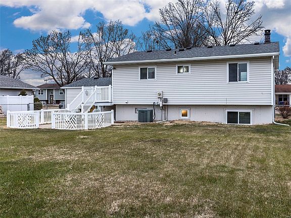 3rd image of 12 Blue Spruce Ct