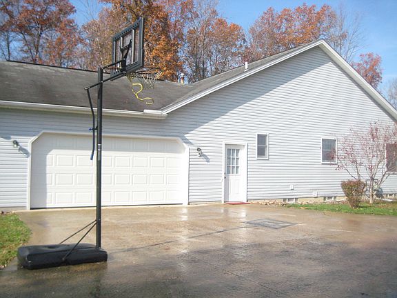 2.5 car attached garage