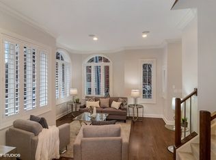 319 E 18th St, Chicago, IL 60616