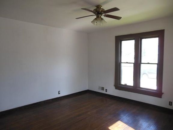 4th image of 2412 Mulberry St