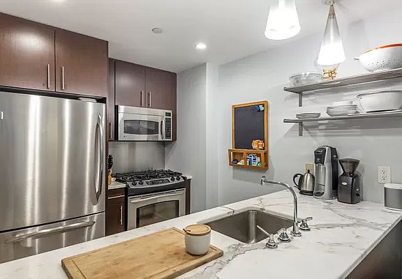 3rd image of 350 W 53rd St APT Thj