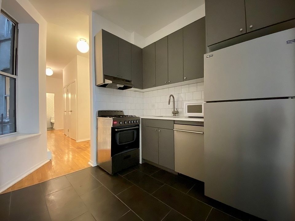 1st image of 372 W 127th St #1F
