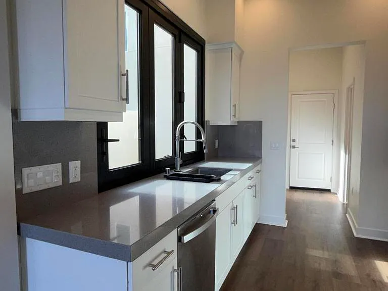 1260 E Thompson Blvd #106 — Photo 7