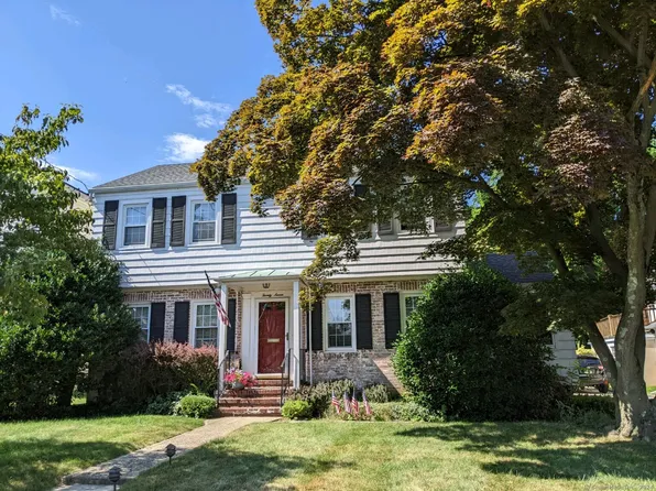 27 Hackett Circle North, Stamford, CT 06906