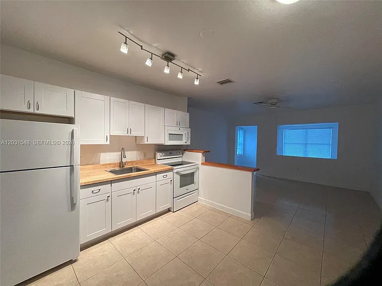 420 SW 25th Ave — Photo 1