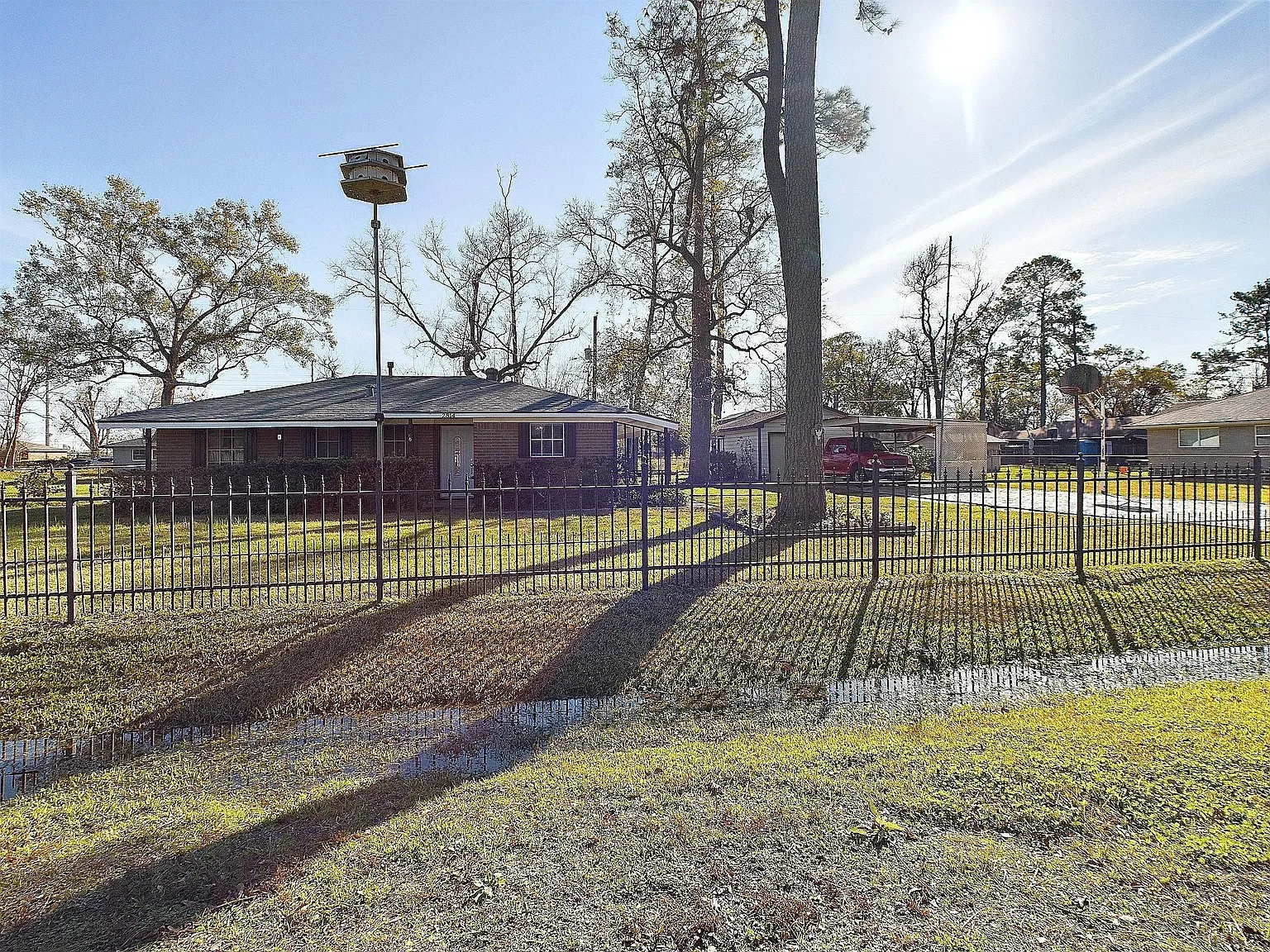 3 bed, 1.5 bath, 1469 sqft, $2,400 — Photo 2