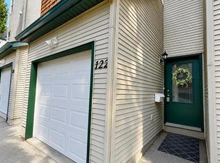 122 S Bridlewood Ln SW, Calgary, AB T2Y3X8