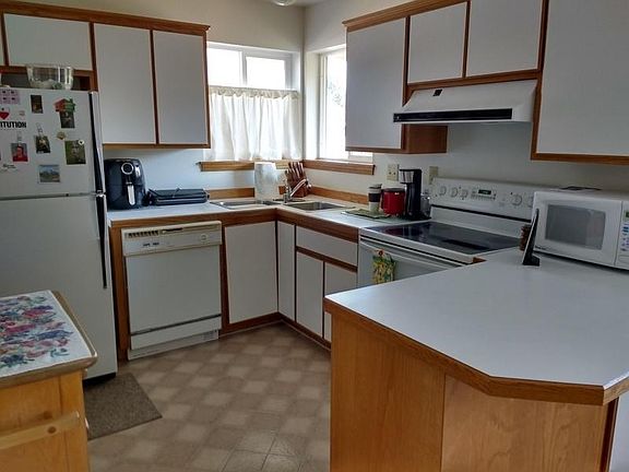 4th image of 821 Tamarack Ln