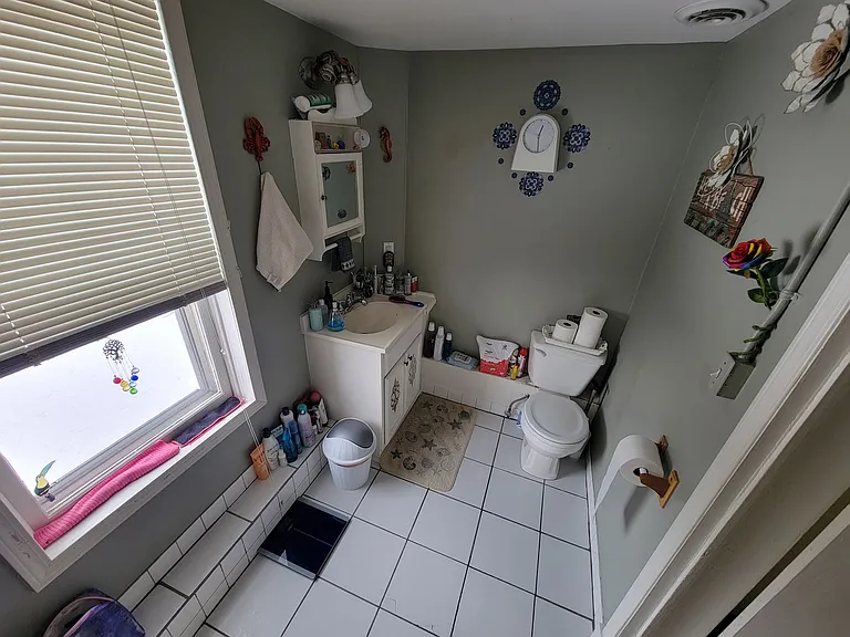 820 W 4th St — Photo 10
