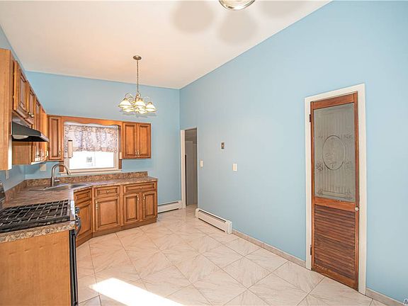 3rd image of 146 Adirondack Dr
