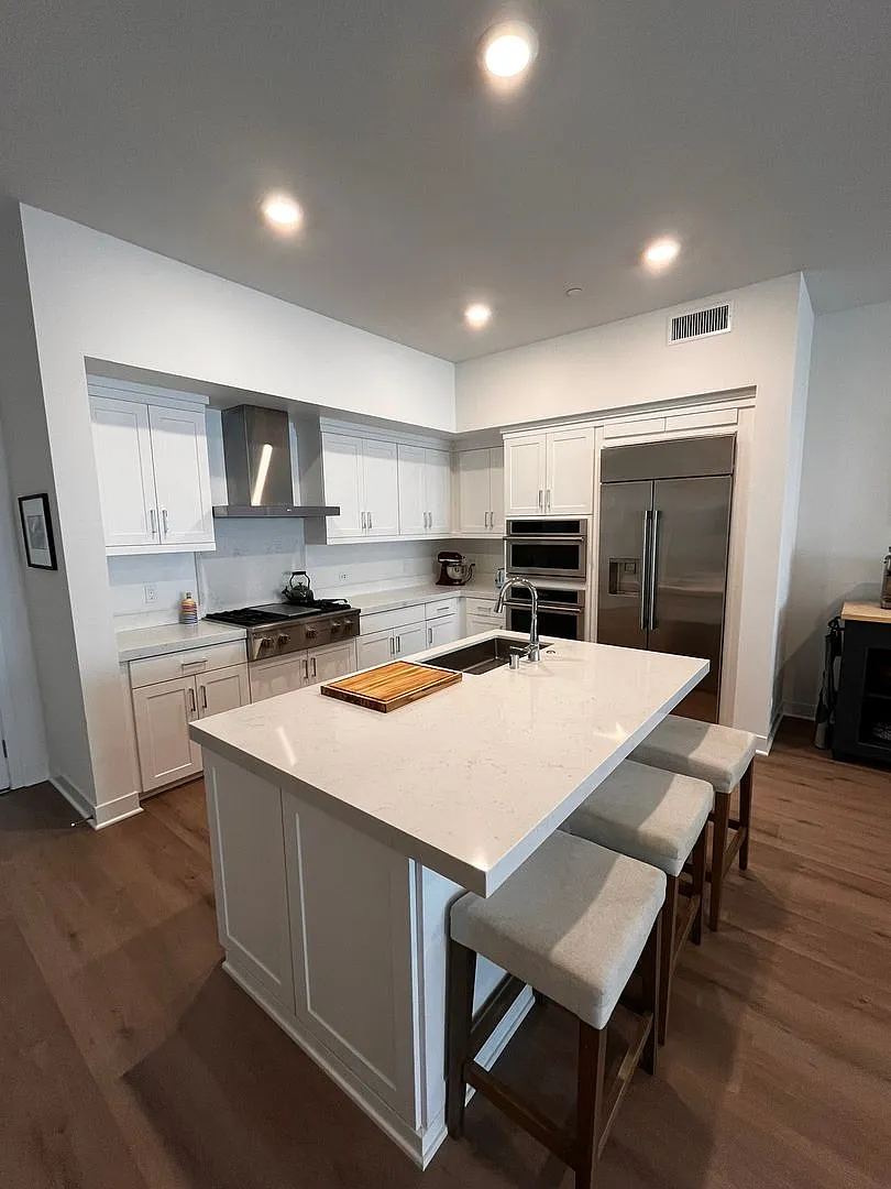 Luxury Condo in Lexington at Central Park West - Available NOW!! — Photo 4