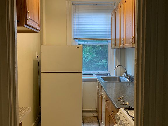 3rd image of 352 Riverway APT 4A