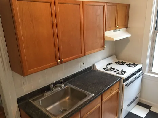 Rented by Metroline Realty | media 21