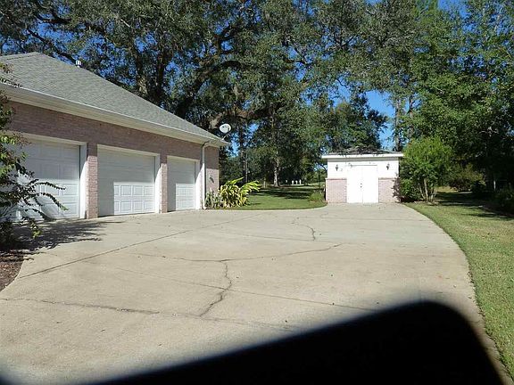2nd image of 201 Live Oak Ln