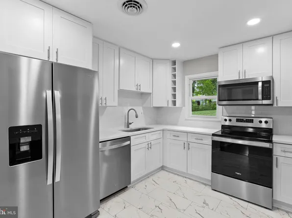 1900 Warren Dr, Woodbridge, VA 22191