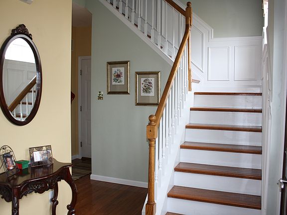 2nd image of 211 Meetinghouse Ln