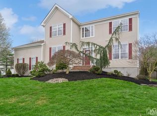 14 Village Rd, Kendall Park, NJ 08824