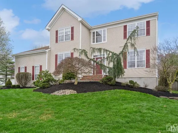 14 Village Rd, Kendall Park, NJ 08824