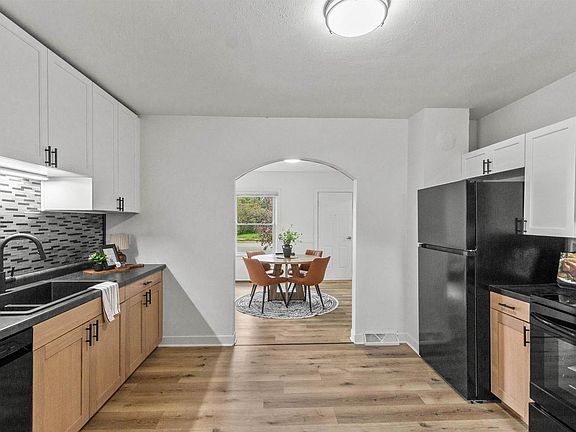 3rd image of 1531 OAK STREET