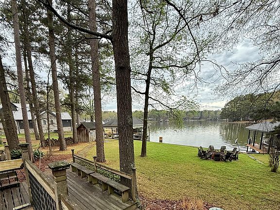 4th image of 230 Lake Dr