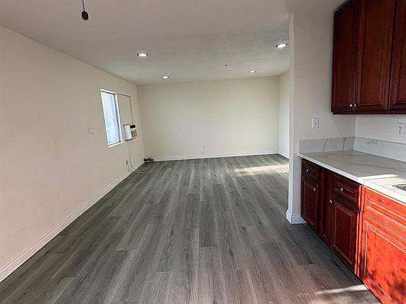 2nd image of 913 Jeffrey St