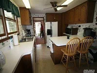 3rd image of 46 Neulist Ave